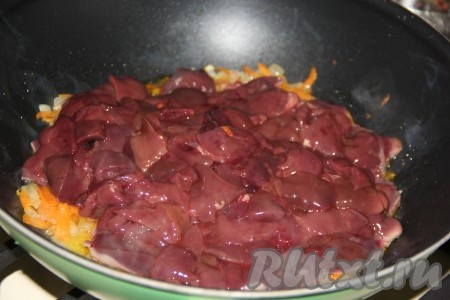 К морковке, обжаренной с луком, добавить печень.
