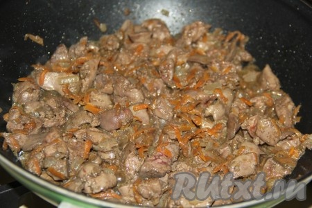 Потушить печень с овощами под крышкой на небольшом огне 10 минут, периодически перемешивая. Затем разрезать один кусочек куриной печени, если в разрезе выделяется прозрачный сок, без примесей крови, значит печёнка готова (если в разрезе печени будут примеси крови, потушите ещё 1-2 минуты).
