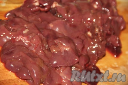 Промыть куриную печень под проточной водой, затем нарезать на средние кусочки.&nbsp;
