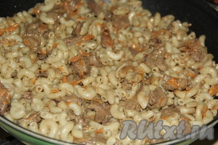 Прогреть макароны с куриной печенью на сковороде минуты 3, периодически перемешивая, и снять с огня.
