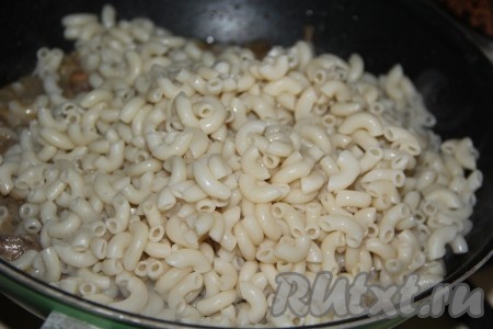 Добавить в сковороду отваренные макароны и перемешать с печенью.&nbsp;
