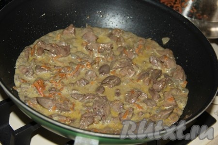 Перемешать куриную печень со сметаной и потомить на медленном огне 3 минуты.
