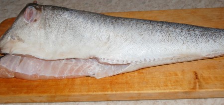 Рыбу выпотрошить, почистить, отрезать плавники.