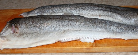 Разделать рыбу на филе и разрезать на небольшие кусочки.