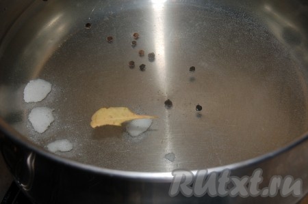 Поставить воду на огонь, добавить соль, перец, лавровый лист.