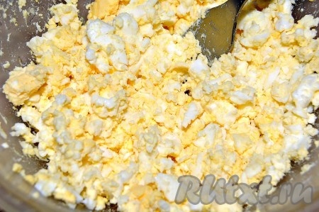 Для соуса сварить яйца вкрутую и вилкой их мелко размять.