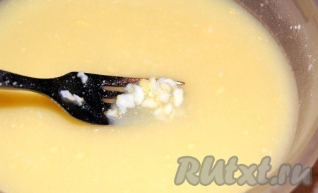 В размятые яйца добавить остуженный до теплого состояния рыбный бульон.