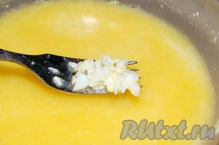 Растопить сливочное масло и добавить его в соус. Посолить по вкусу.