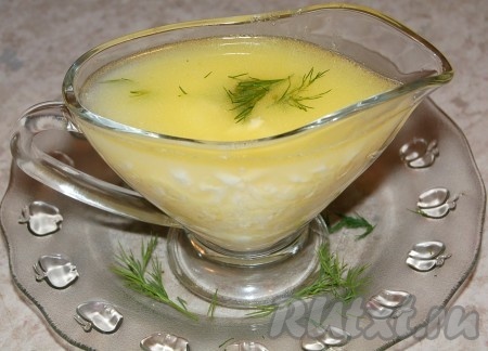 Перелить соус в соусник, наш соус к рыбе по-польски готов.