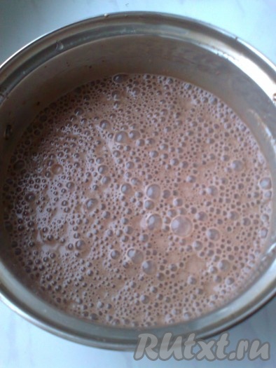 К взбитой смеси влить растопленный желатин. Взбивать ещё около 2 минут миксером (или блендером).
