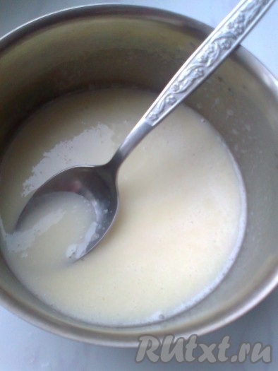 Затем надо растопить замоченный желатин. Я довела желатин до кипения и полного растворения в маленькой кастрюльке, постоянно помешивая, но не кипятила. Можно растопить на водяной бане или в микроволновке импульсами раза 2-3 по несколько секунд.
