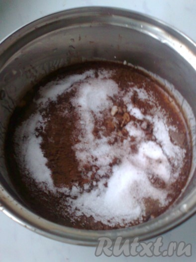 Ряженку, сахарозаменитель и просеянный какао-порошок  смешать