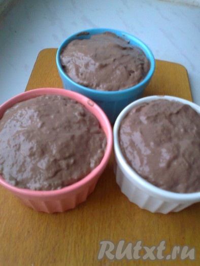 Разлить по формам. Загустевает мусс очень быстро.
