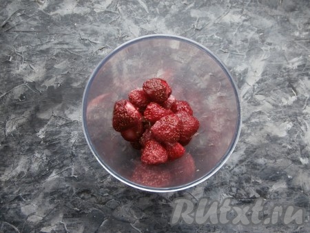 Переложить клубнику в высокую чашу блендера.
