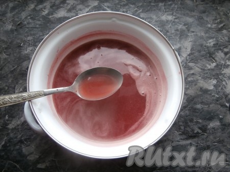 Крахмальную смесь тонкой струйкой влить в кипящий клубничный компот, интенсивно перемешивая ложкой. Компот загустеет и превратится в кисель, помешивая, снова довести до кипения и появления мелких пузырьков. Если образуется пена - убрать её.
