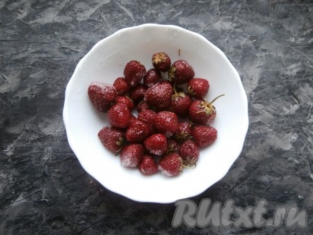 Достать клубнику из морозилки, дать ей немного разморозиться. Затем, если есть листики, удалить их.
