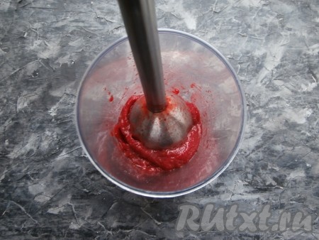 Пюрировать ягоды погружным блендером.