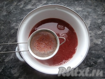 700 мл воды налить в кастрюлю, добавить клубничное пюре, довести до кипения. Затем процедить полученный компот через мелкое сито (или через марлю), чтобы убрать мелкие семена клубники. Процеженный компот вылить в кастрюлю, поставить на огонь, снова дать закипеть, всыпать сахар и влить лимонный сок.
