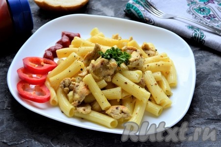 Филе индейки с макаронами на сковороде
