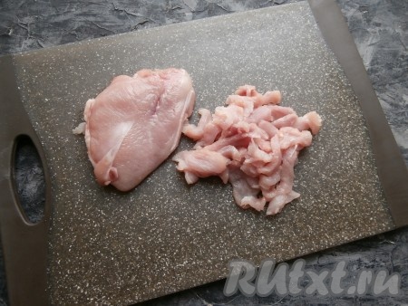Филе индейки нарезать длинными, тонкими кусочками.