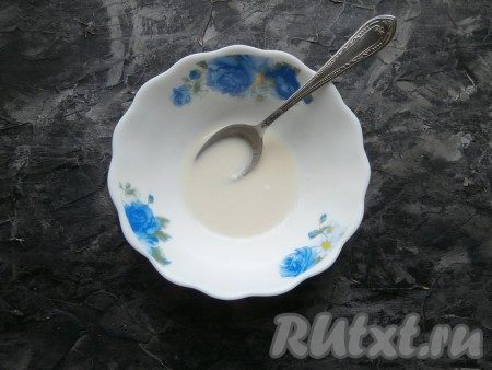В небольшой миске смешать муку с 1-2 столовыми ложками холодной воды. Мучная смесь должна получиться однородной.