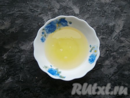 Взвесить охлаждённые белки, их должно быть ровно 100 грамм (приблизительно нужно 3 яйца категории С1). Отделять белки от желтков нужно аккуратно, если в белки попадёт хоть капля желтков, меренга не получится.
