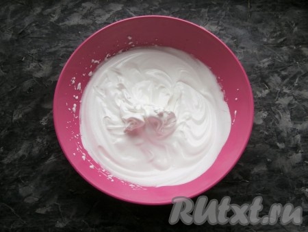 Постепенно, продолжая взбивать на высокой скорости миксера, в белки всыпать мелкий сахар (или сахарную пудру). Когда белки приобретут достаточно устойчивую консистенцию, влить лимонный сок, продолжая взбивать их до устойчивых пиков и пышной, плотной структуры. Всего для взбивания понадобится около 4-5 минут. Далее вмешать во взбитые белки (на низкой скорости миксера) кукурузный крахмал (лучше использовать именно кукурузный).