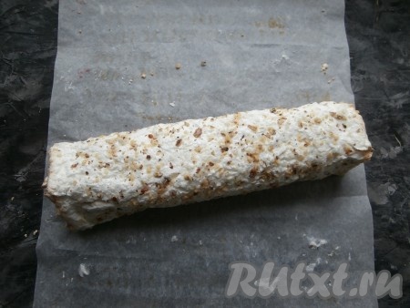 Аккуратно рулет свернуть, помогая пергаментной бумагой. Сворачивается он конечно не так легко, как бисквит, но свернуть возможно.
