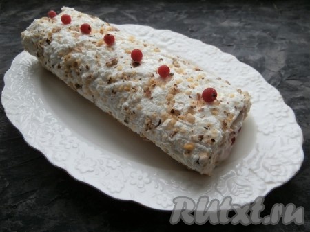 Завернуть рулет в тот же пергамент и поместить в холодильник на 3-4 часа. Далее меренговый рулет с творожным кремом выложить на блюдо, украсить ягодами.