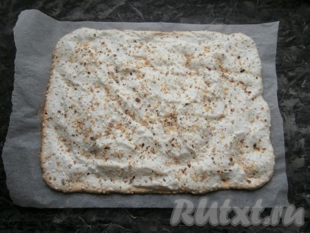 Духовку разогреть до 200 градусов, поместить в неё противень с меренгой, закрыть дверцу и сразу уменьшить температуру до 150 градусов. Выпекать меренговый корж, не открывая дверцу, 30 минут.
