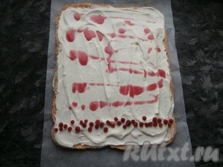 Чуть тёплый меренговый корж смазать творожным кремом, на край (горизонтально) выложить ягоды смородины (размораживать их необязательно), по желанию, можно ещё полить корж негустым джемом (как на фото).