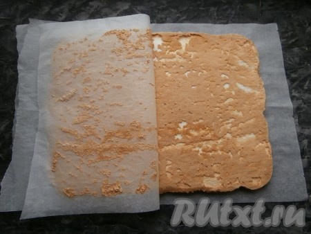 Готовый корж перевернуть на другой лист пергамента и аккуратно снять пергамент с коржа. Делается это несложно, если бумагу использовать качественную.
