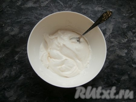 Творог со сметаной и сахаром взбить погружным блендером до кремообразного состояния.