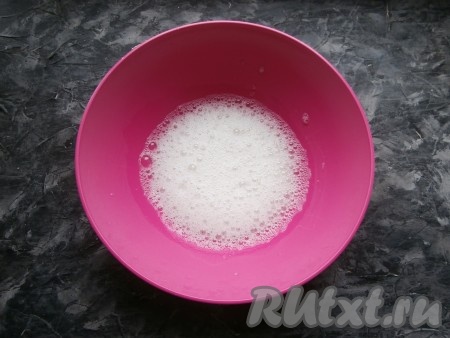 Белки поместить в достаточно объёмную, абсолютно сухую миску, взбить миксером до пышной пены (в течение 2-3 минут).
