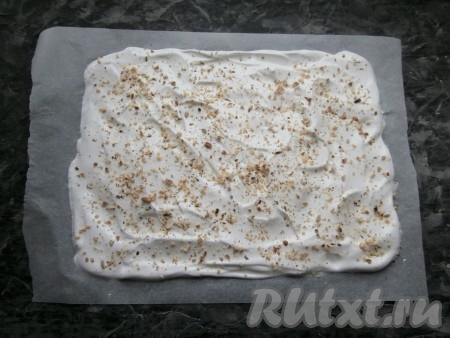 Сверху меренгу посыпать измельчёнными до крошки грецкими орехами.
