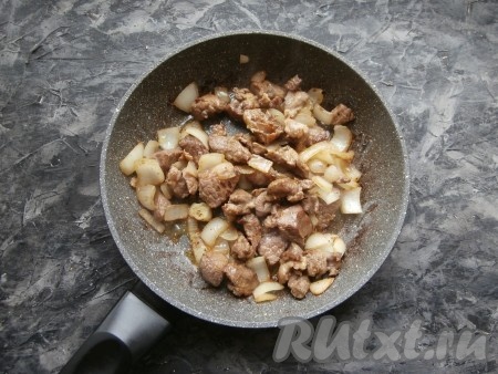 Перемешать и обжаривать на среднем огне до румяности кусочков баранины и лука (4-5 минут), затем посолить.
