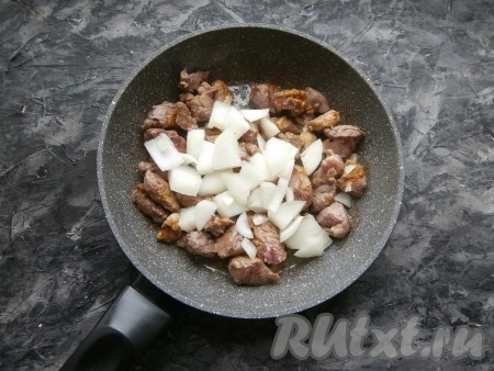 Добавить очищенный и нарезанный средними кусочками репчатый лук.
