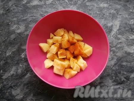 Картофель очистить, вымыть и нарезать средними кубиками, посолить, посыпать приправой для овощей и паприкой, перемешать.
