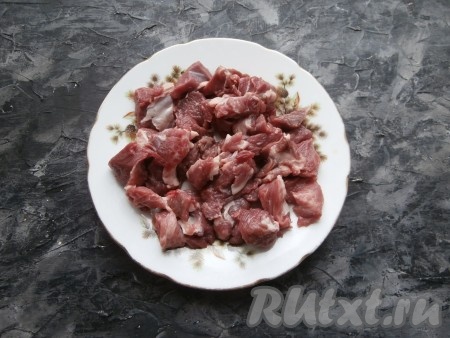 Мясо баранины нарезать небольшими кусочками.
