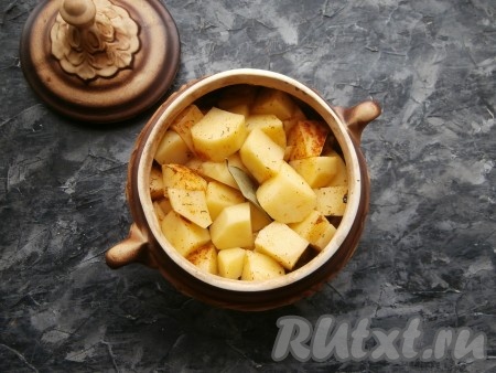 Картошку выложить в горшочек поверх мяса. В середину картофеля поместить лавровый листик, влить воду.
