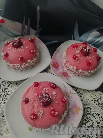 Посыпать пирожные кокосовой стружкой.&nbsp;
