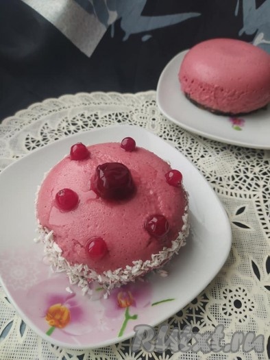 Сверху украсить ягодами вишни и клюквы, которые предварительно нужно обмакнуть в сироп.
