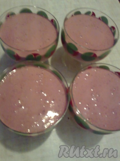 На дно форм (у меня 4 креманки) налить мусс
