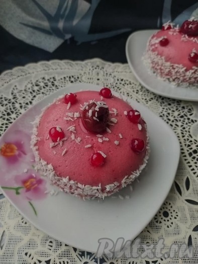 Наши замечательные муссовые вишнёвые пирожные готовы.