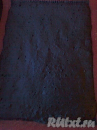 Высота слоя теста - около 5 мм. Выпекаем в разогретой духовке при температуре 170-180 градусов около 12 минут. Не пересушите. Достаём бисквит из духовки и даём ему остыть.
