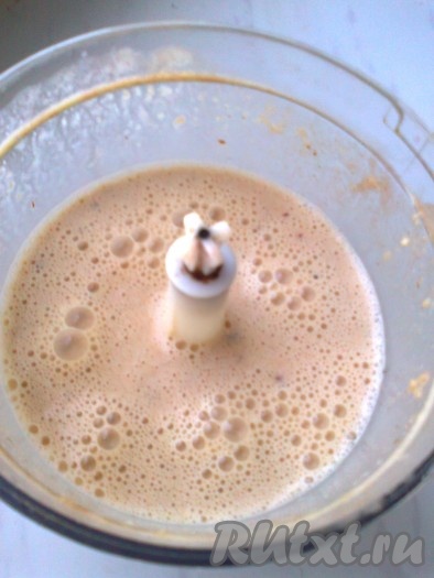 Детского бананового пюре у меня не было, поэтому я приготовила финиково-яблочное пюре. Для этого я очистила 10 фиников от косточек, 1 яблоко очистила от кожуры и сердцевины, нарезала на кусочки. Получилось 120 грамм смеси фиников и яблока, добавила 40 грамм воды, взбила блендером. Получилось 160 грамм пюре. К пюре добавляем яйца, сметану, сахарозаменитель и взбиваем блендером.
