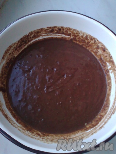 К сухим ингредиентам добавляем массу с пюре и перемешаем хорошо ложкой (или венчиком). Тесто получается в меру густым.
