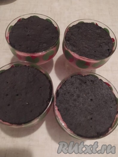 и сверху выложить бисквит.
