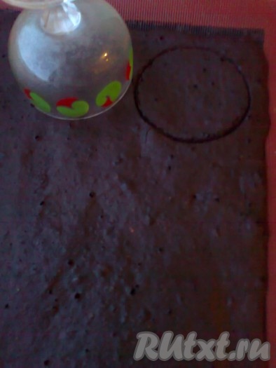 Вырезать из бисквита 4 круга по размеру форм, в которых будем готовить пирожные (бисквит весь не используется, из остатков можно приготовить трайфл). Я использовала креманки. Ими же вырезала круги.
