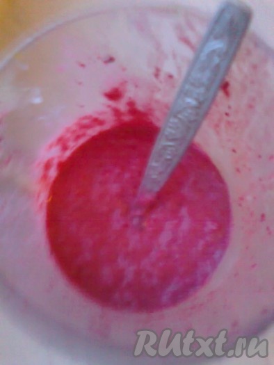 Остудить немного желатиновую массу, а затем влить её в ягодно-сметанную массу, взбить миксером (или блендером) в течение 2-3 минут.
